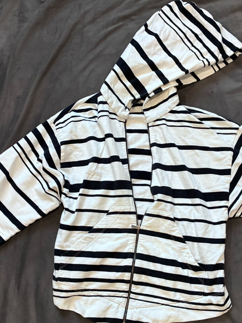 BCBG striped shortsleeved croped sweatshirt